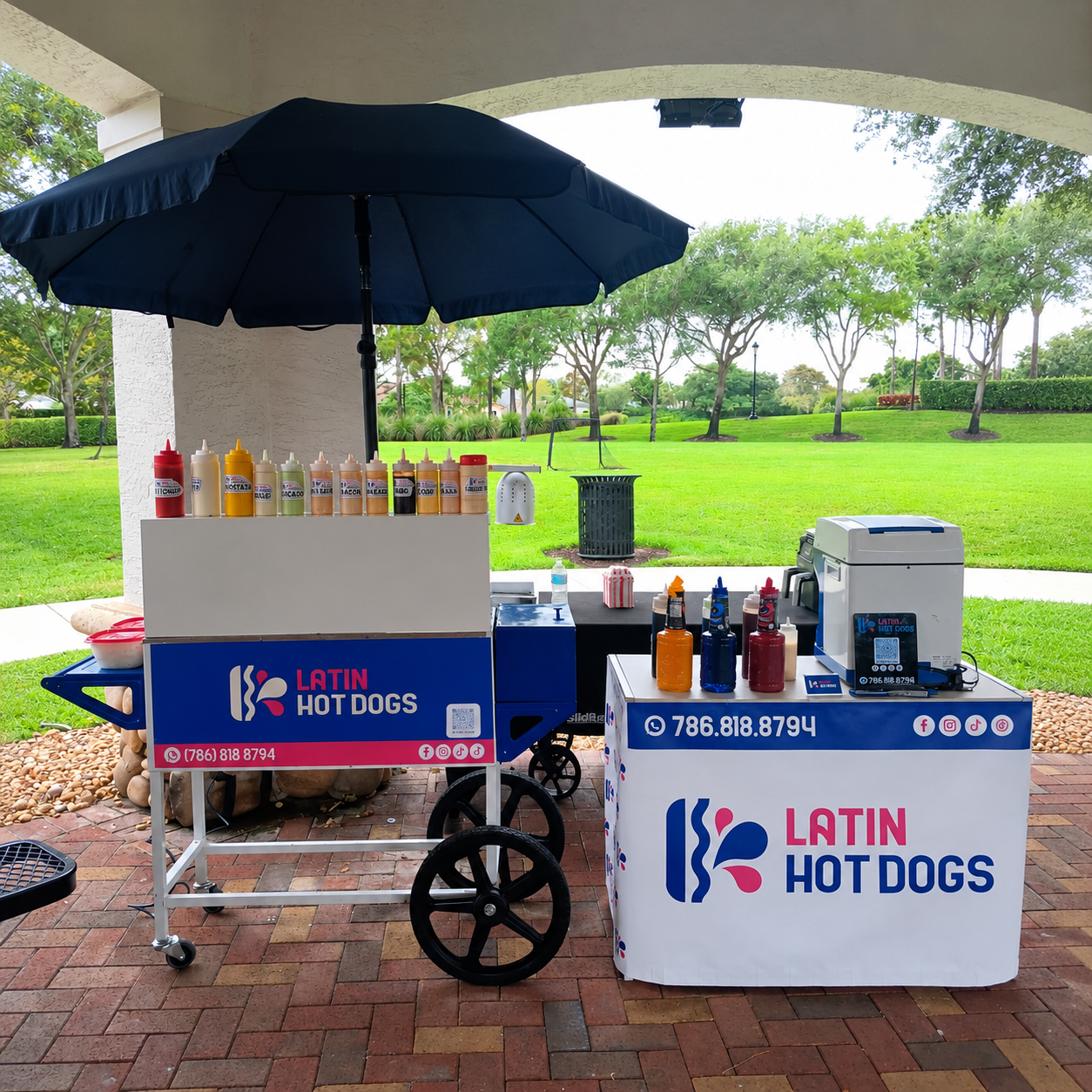 Estación Latin Hot Dogs en evento